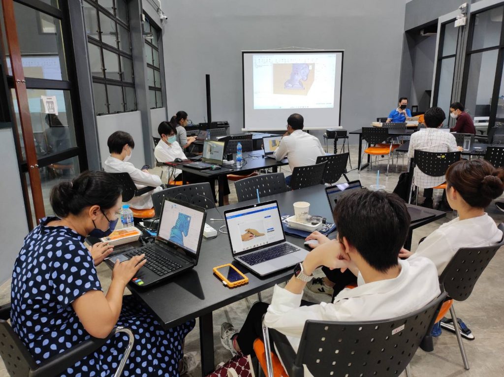 สถาบันบริหารจัดการเทคโนโลยีและนวัตกรรม (iNT) จัดกิจกรรม Workshop “Introduction to 3D Printing Technology” เพื่อให้ความรู้ สร้างความเข้าใจ พร้อมทดลองใช้งานเทคโนโลยีการพิมพ์ภาพ 3 มิติ ณ MaSHARES co-working space MB