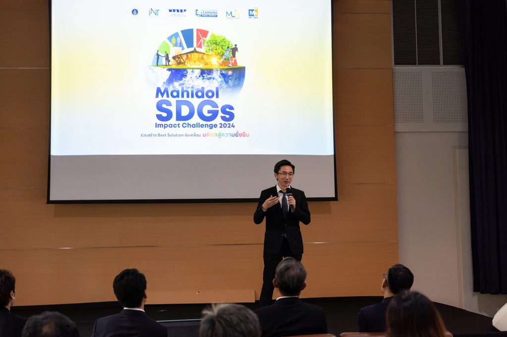 สถาบันบริหารจัดการเทคโนโลยีและนวัตกรรม (iNT) ร่วมกับกองแผนงาน กองวิเทศสัมพันธ์ และกองบริหารการศึกษา มหาวิทยาลัยมหิดล จัดกิจกรรม Mahidol SDGs Impact Challenge 2024 โดยมี รองศาสตราจารย์ ดร.ยศชนัน วงศ์สวัสดิ์ ผู้อำนวยการสถาบันบริหารจัดการเทคโนโลยีและนวัตกรรม มหาวิทยาลัยมหิดล ร่วมกล่าวเปิดกิจกรรม พร้อมบรรยายแลกเปลี่ยนความรู้ เกี่ยวกับการขับเคลื่อนเป้าหมายการพัฒนาที่ยั่งยืน (Sustainable Development Goals: SDGs) ในด้านต่าง ๆ ของมหาวิทยาลัยมหิดล ณ ห้องประชุม 101 ประชาสังคมอุดมพัฒน์ สถาบันวิจัยประชากรและสังคมมหาวิทยาลัยมหิดล ศาลายา