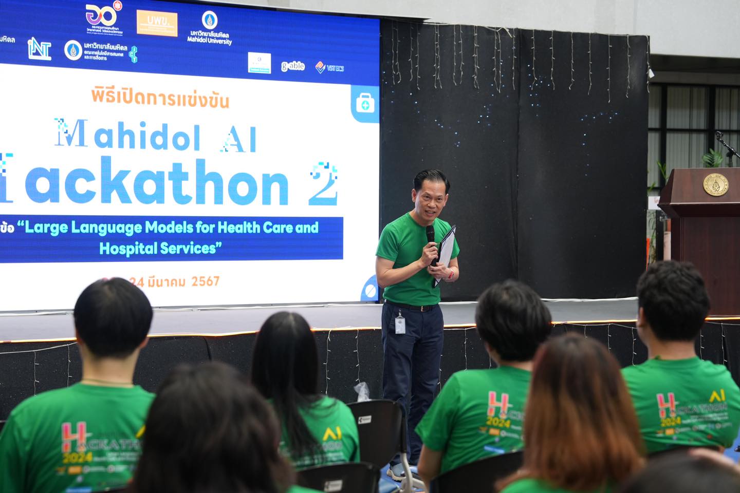 ดร. พัฒนศักดิ์ มงคลวัฒน์ คณบดี คณะเทคโนโลยีสารสนเทศและการสื่อสาร มหาวิทยาลัยมหิดล (ICT Mahidol) เป็นประธานในพิธีเปิดโครงการแข่งขัน Mahidol AI Hackathon 2 หัวข้อ Large Language Models for Health Care and Hospital Services