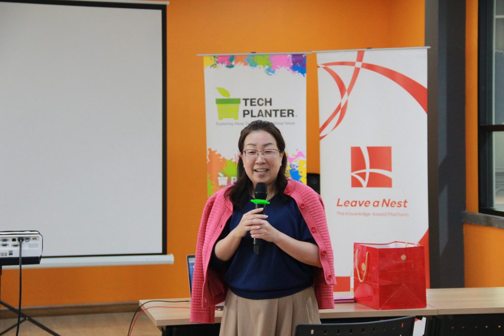 Dr. Kihoko Tokue Managing Director, Leave a Nest กล่าวแนะนำโปรแกรม Leave a Nest และ TECH PLANTER THAILAND ภายในงาน กิจกรรม Leave a Nest visit iNT ณ MaSHARES Co-Working Space @MB จัดขึ้นโดยสถาบันบริหารจัดการเทคโนโลยีและนวัตกรรม (iNT) ร่วมกับ Leave a Nest