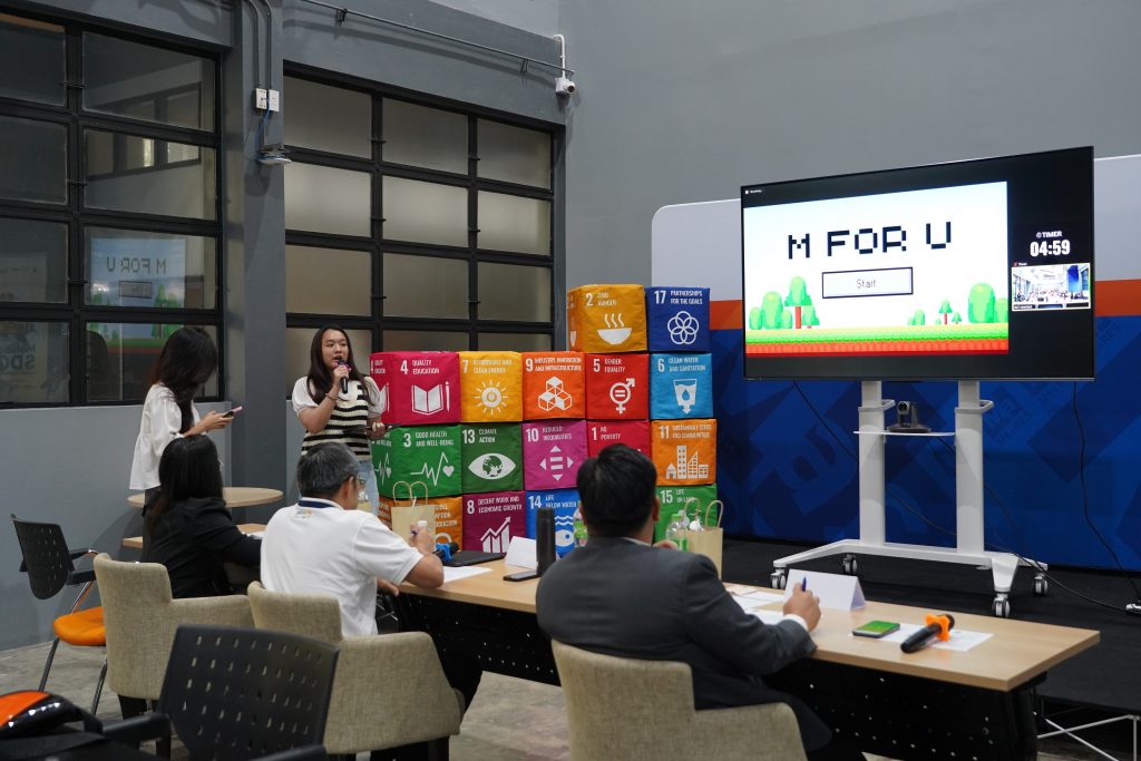 สถาบันบริหารจัดการเทคโนโลยีและนวัตกรรม (iNT) ร่วมกับกองแผนงาน กองวิเทศสัมพันธ์ และกองบริหารการศึกษา ม.มหิดล จัดกิจกรรม Mahidol SDGs Impact Challenge 2024 รอบ Weekly Pitching Challenge ครั้งที่ 5 โดยใช้กระบวนการคิดเชิงออกแบบ Design Thinking ในขั้น Ideate แนวทางการแก้ปัญหาโดยการคำนึงถึงความต้องการหรือปัญหาของกลุ่มเป้าหมาย นำไปสู่การสร้างสรรค์ไอเดียภายใต้เป้าหมายการพัฒนาที่ยั่งยืน (Sustainable Development Goals: SDGs ณ MaSHARES Co-Working Space @MB