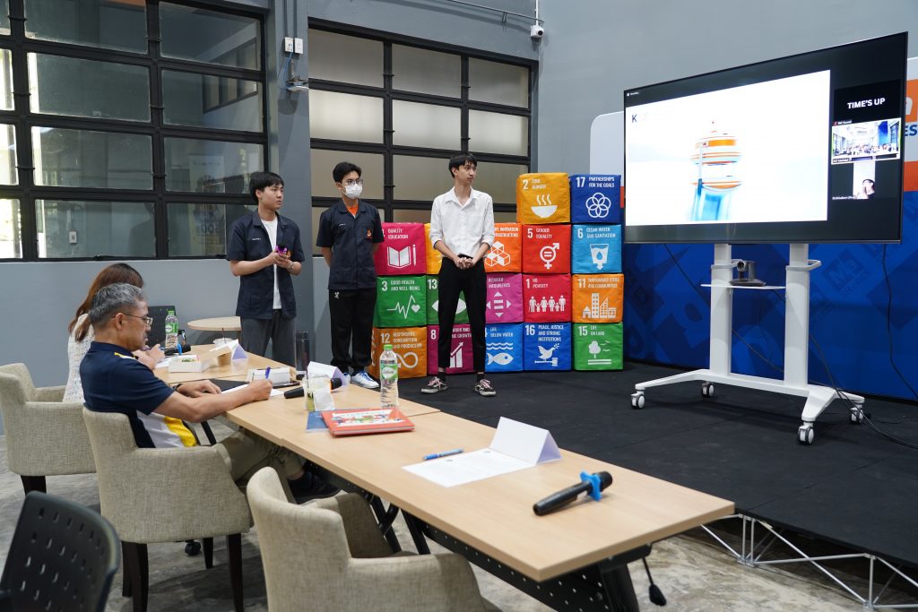 ภาพบรรยากาศการ Pitching ของ ทีม Klong Klean นวัตกรรมดักจับขยะในแหล่งน้ำ ภายในกิจกรรม Weekly Pitching Challenge ครั้งที่ 6 ภายใต้โครงการ Mahidol SDGs Impact Challenge 2024 โดยใช้กระบวนการคิดเชิงออกแบบ Design Thinking ในขั้น Ideate ครั้งที่ 2