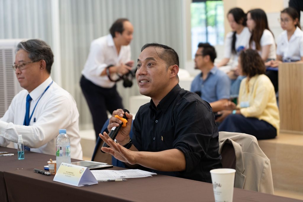 รองศาสตราจารย์ ดร. ณัฐวุฒิ พิมพา อาจารย์จากวิทยาลัยการจัดการ (CMMU) ร่วมเป็นกรรมการตัดสินภายในกิจกรรม Mahidol SDGs Impact Challenge 2024 รอบ Pitching Challenge for Prototype Development คัดเลือกผู้ผ่านเข้ารอบ 10 ทีมสุดท้าย