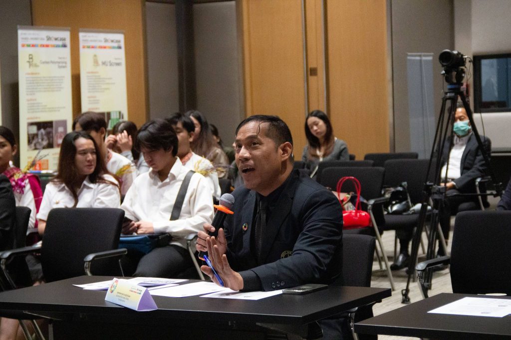 การแข่งขันกิจกรรม Mahidol SDGs Impact Challenge 2024 รอบ Grand Pitching ได้รับเกียรติจากรองศาสตราจารย์ ดร. ณัฐวุฒิ พิมพา ผู้ช่วยคณบดีด้านการพัฒนาที่ยั่งยืน จากวิทยาลัยการจัดการ (CMMU) มหาวิทยาลัยมหิดล ร่วมเป็นกรรมการตัดสิน