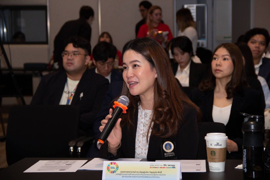 การแข่งขันกิจกรรม Mahidol SDGs Impact Challenge 2024 รอบ Grand Pitching ได้รับเกียรติจาก รองศาสตราจารย์ ดร.ธัญญ์นลิน วิญญูประสิทธิ์ รองผู้อำนวยการ ฝ่ายระบบนิเวศนวัตกรรมและผู้ประกอบการ สถาบันบริหารจัดการเทคโนโลยีและนวัตกรรม (iNT) มหาวิทยาลัยมหิดล ร่วมเป็นกรรมการตัดสิน