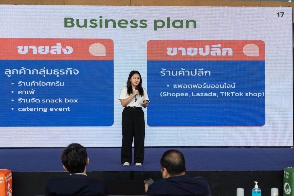 ทีม Edible Spoon ช้อนกินได้จากข้าวหอมมะลิไทย ขึ้น Pitching ในกิจกรรม “Mahidol SDGs Impact Challenge 2024: VC Pitching” เปิดโอกาสให้นักศึกษาได้แสดงผลงานนวัตกรรมที่ตอบโจทย์เป้าหมายการพัฒนาที่ยั่งยืน (SDGs) ส่งเสริมการสร้างความร่วมมือระหว่างนักศึกษาและหน่วยงานภาครัฐ ภาคเอกชน รวมถึง Venture Builder และกลุ่มนักลงทุนอิสระ (VC)