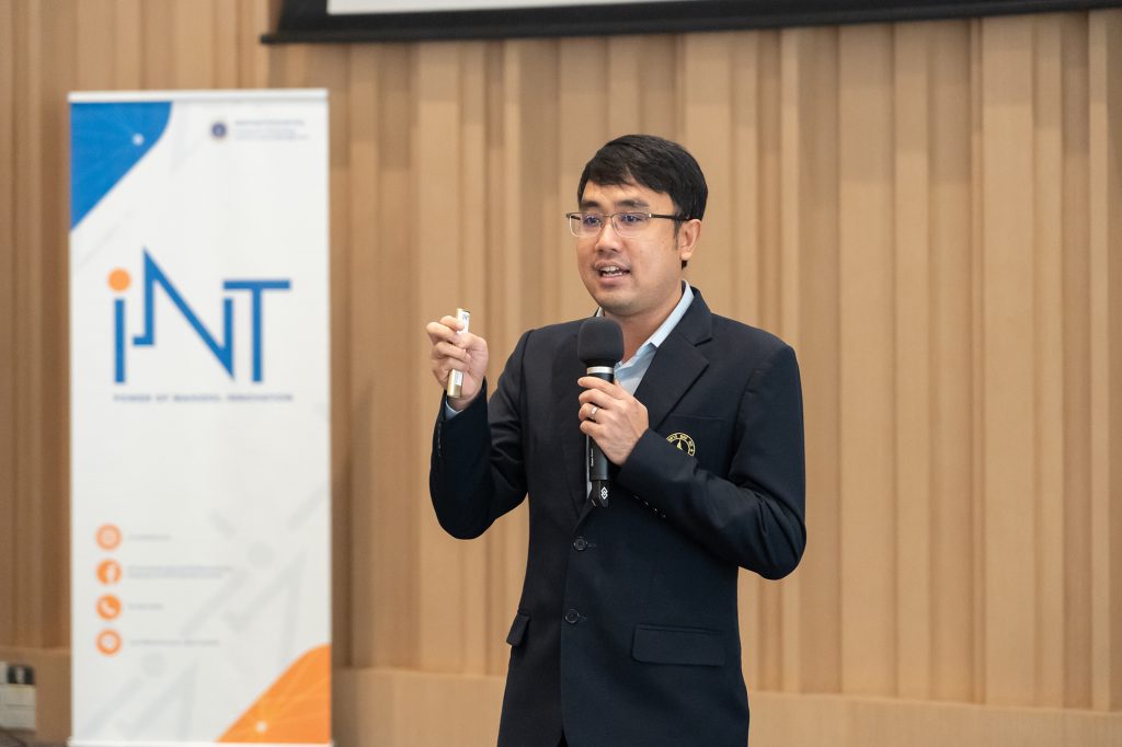 “Unlock Mahidol Research to Commercialization” โดยผู้ช่วยศาสตราจารย์ ดร.ปานนท์ ลาชโรจน์ รักษาการแทนรองผู้อำนวยการสถาบันบริหารจัดการเทคโนโลยีและนวัตกรรม (iNT) 