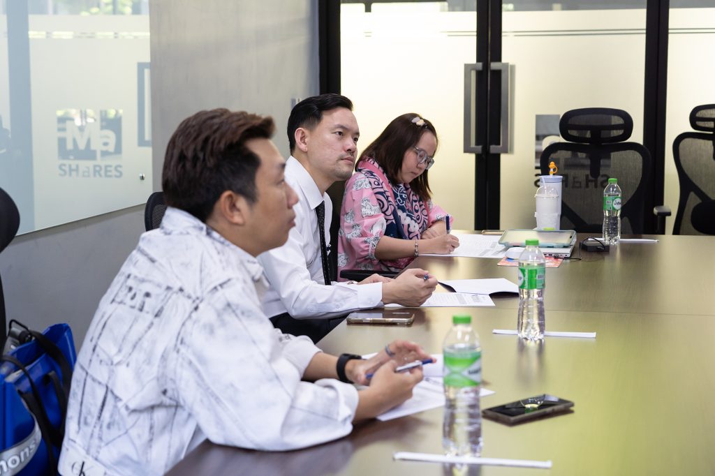 วันที่ 23 พฤษภาคม 2568 สถาบันบริหารจัดการเทคโนโลยีและนวัตกรรม (INT) มหาวิทยาลัยมหิดล จัดกิจกรรม Mahidol Startup Thailand League: Pitching Day โดยในการตัดสินได้รับเกียรติจากคณะกรรมการผู้ทรงคุณวุฒิ ได้แก่ รองศาสตราจารย์ ดร.วิริยะ เตชะรุ่งโรจน์ – ผู้อำนวยการสถาบันบริหารจัดการเทคโนโลยีและนวัตกรรม (INT) คุณรัชวุฒิ พิชยาพันธ์ CEO บริษัท ฟิกซิ จำกัด และ คุณจิรารัตน์ พัฒนสุทธิชลกุล หัวหน้างานระบบนิเวศผู้ประกอบการ สถาบันบริหารจัดการเทคโนโลยีและนวัตกรรม (INT) กิจกรรมนี้นับเป็นอีกหนึ่งก้าวสำคัญในการพัฒนาศักยภาพของนักศึกษาให้ก้าวสู่การเป็นผู้ประกอบการรุ่นใหม่ โดยไม่เพียงมุ่งเน้นการแข่งขัน แต่ยังเป็นเวทีเรียนรู้ ฝึกฝน และต่อยอดนวัตกรรมให้สามารถตอบโจทย์สังคมและตลาดได้จริงในอนาคต