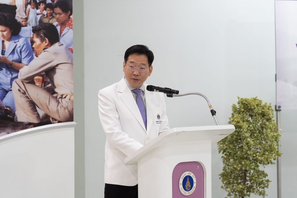 รองศาสตราจารย์ ทันตแพทย์บัณฑิต จิรจริยาเวช คณบดีคณะทันตแพทยศาสตร์ กล่าวต้อนรับและเน้นย้ำถึงเป้าหมายในการผลักดันผลงานวิจัยที่สามารถนำไปใช้ได้จริง ผลิตภัณฑ์ “M Dent Toothpaste Tablets”
