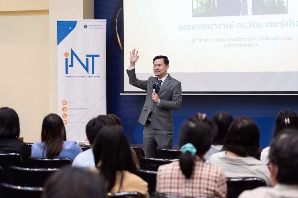 รองศาสตราจารย์ ดร.วิริยะ เตชะรุ่งโรจน์ ผู้อำนวยการสถาบันบริหารจัดการเทคโนโลยีและนวัตกรรม (INT) เป็นประธานเปิดงาน Mahidol University-Industry Partnerships Forum ภายใต้หัวข้อ “Carbon Footprint and Innovation: Pathways to a Sustainable Future”