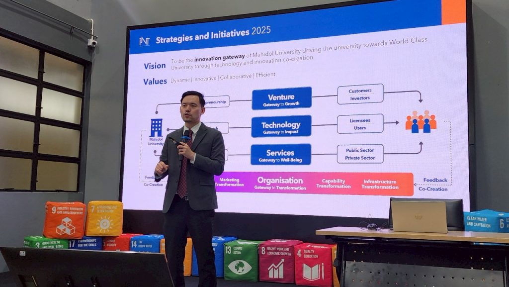 เพื่อส่งเสริมและผลักดันผลงานวิจัยและนวัตกรรมทางด้าน ARI TECH ของมหาวิทยาลัยให้เกิดการเชื่อมโยงกับภาคธุรกิจและอุตสาหกรรม โดยมีรองศาสตราจารย์ ดร.วิริยะ เตชะรุ่งโรจน์ ผู้อำนวยการสถาบันบริหารจัดการเทคโนโลยีและนวัตกรรม (INT) กล่าวต้อนรับผู้เข้าร่วมงาน พร้อมแนะนำถึงบทบาทของมหาวิทยาลัยในการเป็นกลไกสำคัญในการขับเคลื่อนนวัตกรรมสู่ภาคการผลิตและภาคธุรกิจ