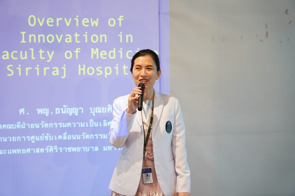ศาสตราจารย์ แพทย์หญิงธนัญญา บุณยศิรินันท์ ผู้อำนวยการศูนย์ขับเคลื่อนนวัตกรรมเพื่อความเป็นเลิศ (Siriraj Excellent Innovation Center: SIEIC) รองคณบดีฝ่ายนวัตกรรม บริการ และคุณค่าองค์กร คณะแพทยศาสตร์ศิริราชพยาบาล ร่วมกล่าวต้อนรับผู้เข้าร่วมงาน “Deep Tech Venture Night”