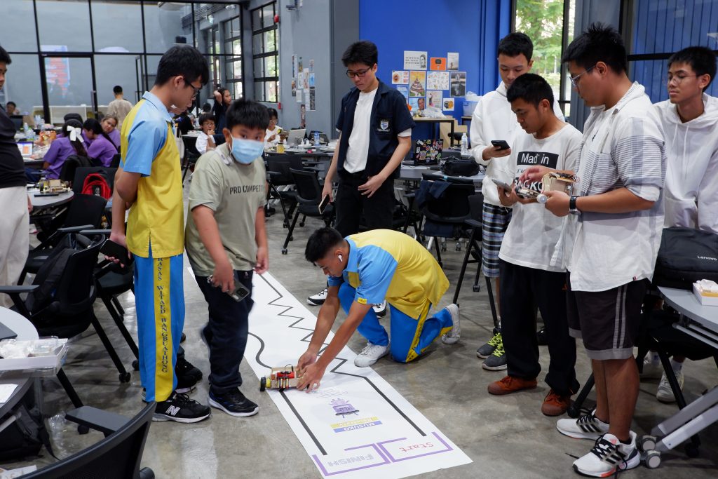ภายในกิจกรรมมีการอบรมเชิงปฏิบัติการให้ความรู้ในหลากหลายหัวข้อ ไม่ว่าจะเป็น การเรียนรู้หลักการควบคุมโมดูลของรถ เพื่อให้เดินทางได้ตามแผนที่กำหนดไว้ การเชื่อมต่อ Sensorต่างๆ การเขียนโค้ดเพื่อควบคุมเส้นทางการเดินทาง และการสร้างระบบ AI และเรียนรู้ Machine Learning เบื้องต้น รวมไปถึงการพัฒนาทักษะด้านการทำงานร่วมกัน โดยผู้เข้าร่วมกิจกรรมจะได้เรียนรู้เกี่ยวกับเทคโนโลยี AI ส่งเสริมความคิดสร้างสรรค์และการพัฒนานวัตกรรมผ่านการ Coding เพื่อให้สามารถนำไปประยุกต์ใช้งานได้จริง