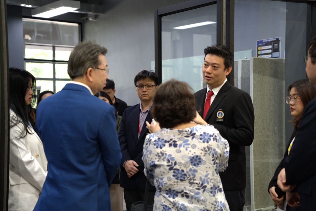 On August 29, 2025, The Institute for Technology and Innovation Management (INT), Mahidol University, led by Assoc. Prof. Dr. Viriya Taecharungroj, Director, together with Assoc. Prof. Dr.Krissada Asavaskulkiet, Deputy Director for Academic Service and Industry Partnership, welcomed the delegation from Charoen Pokphand Group Co.,Ltd. Pokphand Group (CP Group), led by Mr. Boonchai Opas-iam-likit, President of CP U.S.A., at MaSHARES Co-Working Space, Mahidol University, Salaya