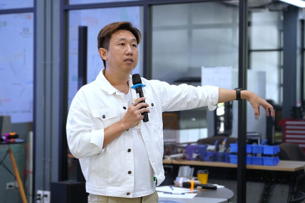 กิจกรรม Workshop ในหัวข้อ Entrepreneurial Mindset & Team Management เพื่อเสริมสร้างแนวคิดผู้ประกอบการและทักษะการทำงานเป็นทีม โดยได้รับเกียรติจาก คุณรัชวุฒิ พิชยาพันธ์ กรรมการผู้จัดการบริษัท ฟิกซิ จำกัด มาร่วมถ่ายทอดประสบการณ์และสร้างแรงบันดาลใจให้กับผู้เข้าร่วมโครงการ