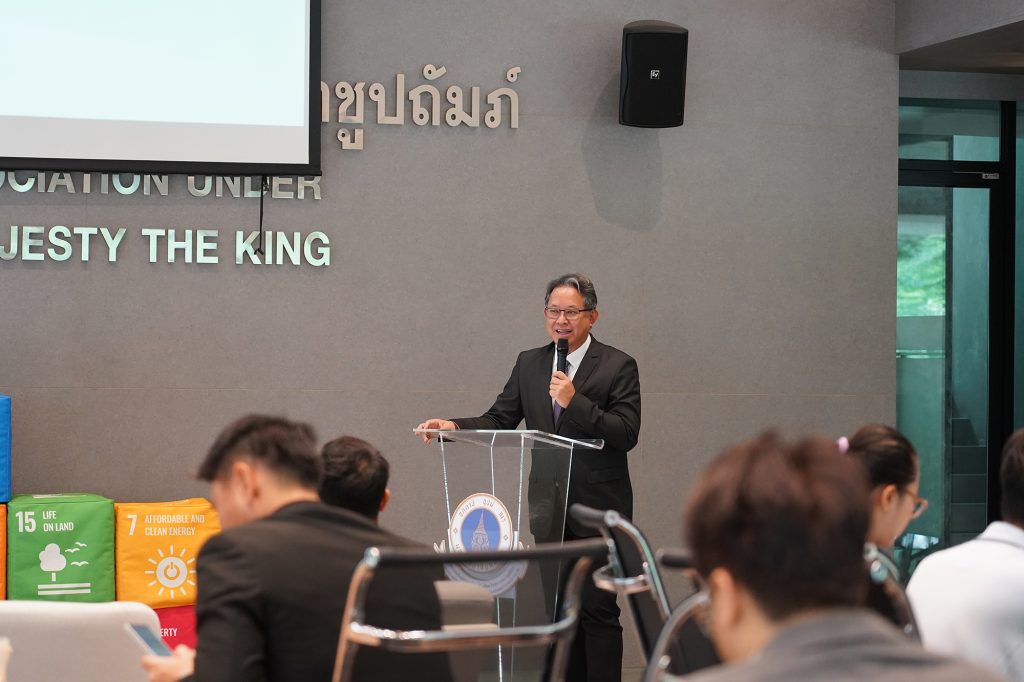 รองศาสตราจารย์ ดร.เภสัชกรสมภพ ประธานธุรารักษ์ รองอธิการบดีฝ่ายพัฒนาคุณภาพและพันธกิจเพื่อสังคม กล่าวเปิดงานMahidol SDGs Impact Challenge 2025 : VC Pitching