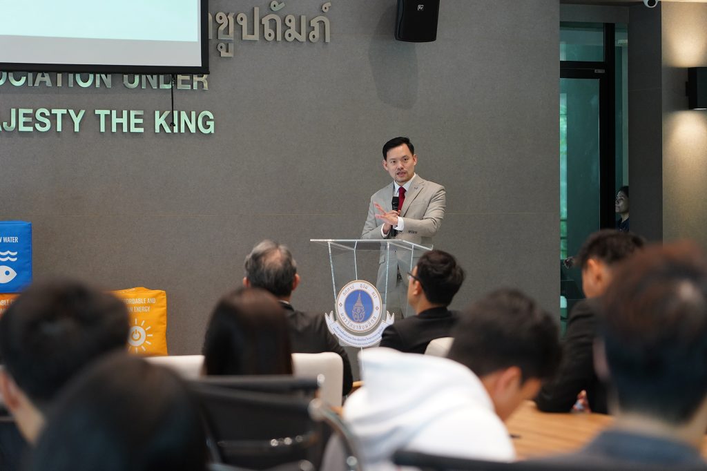 รองศาสตราจารย์ ดร.วิริยะ เตชะรุ่งโรจน์ ผู้อำนวยการสถาบันบริหารจัดการเทคโนโลยีและนวัตกรรม (INT) กล่าวเปิดงานMahidol SDGs Impact Challenge 2025 : VC Pitching