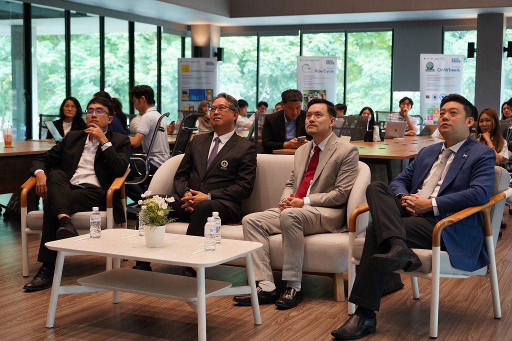 ผู้ช่วยศาสตราจารย์ ดร.ปานนท์ ลาชโรจน์ ผู้ช่วยอธิการบดีฝ่ายพันธกิจพิเศษ , คุณอรวลัญช์ โลหิตหาญ รองผู้อำนวยการสถาบันฯ และรองศาสตราจารย์ ดร.กฤษฎา อัศวสกุลเกียรติ รองผู้อำนวยการสถาบันฯ ฝ่ายบริการวิชาการ ร่วมงาน Mahidol SDGs Impact Challenge 2025 : VC Pitching