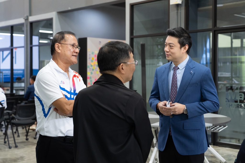 รองศาสตราจารย์ ดร.กฤษฎา อัศวสกุลเกียรติ รองผู้อำนวยการฝ่ายบริการวิชาการและความร่วมมือภาคอุตสาหกรรม และบุคลากร ให้การต้อนรับคณะเยี่ยมชมจากสภาอุตสาหกรรมจังหวัดอ่างทอง นำโดย คุณปัญญา ยิ้มพงษ์ ประธานสภาอุตสาหกรรมจังหวัดอ่างทอง พร้อมด้วยสมาชิกสภาฯ