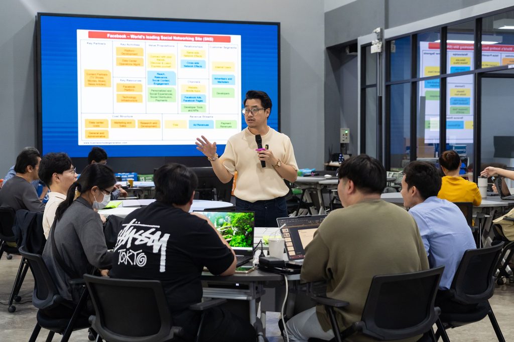 สถาบันบริหารจัดการเทคโนโลยีและนวัตกรรม (INT) มหาวิทยาลัยมหิดล จัดกิจกรรม Workshop ในหัวข้อ Business Model ภายใต้โครงการ Mahidol Incubation Program 2025 ณ อาคาร MaSHARES Co-Working & Maker Space มหาวิทยาลัยมหิดล ศาลายา โดยได้รับเกียรติจาก ดร.ปรเมษฐ์ ชุ่มยิ้ม ที่ปรึกษาอาวุโส และผู้จัดการ Platform FI Accelerator มาเป็นวิทยากรร่วมแลกเปลี่ยนประสบการณ์ เสริมสร้างความรู้ ความเข้าใจ และทักษะเชิงลึกด้านการพัฒนา Business Model ให้กับผู้เข้าร่วมโครงการ