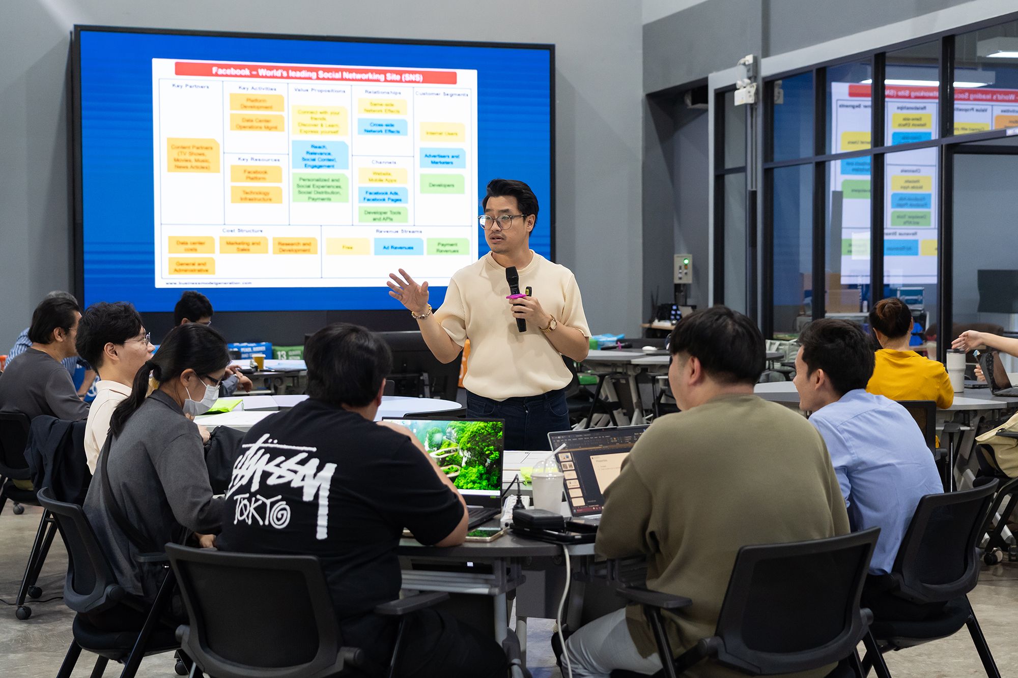 สถาบันบริหารจัดการเทคโนโลยีและนวัตกรรม (INT) มหาวิทยาลัยมหิดล จัดกิจกรรม Workshop ในหัวข้อ Business Model ภายใต้โครงการ Mahidol Incubation Program 2025 ณ อาคาร MaSHARES Co-Working & Maker Space มหาวิทยาลัยมหิดล ศาลายา โดยได้รับเกียรติจาก ดร.ปรเมษฐ์ ชุ่มยิ้ม ที่ปรึกษาอาวุโส และผู้จัดการ Platform FI Accelerator มาเป็นวิทยากรร่วมแลกเปลี่ยนประสบการณ์ เสริมสร้างความรู้ ความเข้าใจ และทักษะเชิงลึกด้านการพัฒนา Business Model ให้กับผู้เข้าร่วมโครงการ
