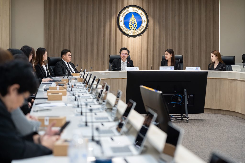 วันที่ 20 พฤศจิกายน 2568 สถาบันบริหารจัดการเทคโนโลยีและนวัตกรรม (INT) ม.มหิดล ร่วมจัดพิธีลงนามบันทึกความเข้าใจ (MOU) ระหว่างมหาวิทยาลัยมหิดลและบริษัท Techsauce เพื่อร่วมขับเคลื่อนการสื่อสารด้านเทคโนโลยีและนวัตกรรมสุขภาพสู่การใช้ประโยชน์ โดยพิธีลงนามมี ศ. ดร. ยศชนัน วงศ์สวัสดิ์ รองอธิการบดีฝ่ายวิจัย มหาวิทยาลัยมหิดล และ คุณอรนุช เลิศสุวรรณกิจ ประธานเจ้าหน้าที่บริหาร Techsauce ร่วมลงนาม โดยมี ดร.ศรายุทธ แสงจันทร์ รองอธิการบดีฝ่ายการคลัง เป็นสักขีพยาน พร้อมด้วย รศ.ดร.ธัญญ์นลิน วิญญูประสิทธิ์ ผู้ช่วยอธิการบดีฝ่ายวิจัย ผู้บริหารจากคณะและส่วนงานต่าง ๆ เข้าร่วมงาน ในการนี้ คุณกาญจนาฏ ภัทรเกษวิทย์ หัวหน้างานบริการวิจัยและวิชาการ เป็นผู้แทนสถาบัน INT เข้าร่วมพิธีลงนาม