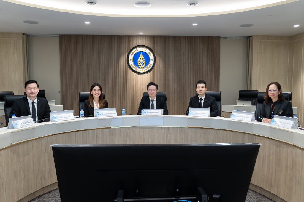 วันที่ 4 พฤศจิกายน 2568 สถาบันบริหารจัดการเทคโนโลยีและนวัตกรรม (INT) มหาวิทยาลัยมหิดล นำโดย รศ.ดร.วิริยะ เตชะรุ่งโรจน์ ผู้อำนวยการสถาบัน ร่วมให้การต้อนรับคณะจาก มหาวิทยาลัยสวนดุสิต นำโดย รศ.ดร.ชนะศึก นิชานนท์ รองอธิการบดีฝ่ายบริหาร วิจัยและนวัตกรรม โดยได้รับเกียรติจาก ศ.ดร.ยศชนัน วงศ์สวัสดิ์ รองอธิการบดีฝ่ายวิจัย มหาวิทยาลัยมหิดล กล่าวต้อนรับและบรรยายภาพรวม Research Ecosystem ของมหาวิทยาลัย ทั้งนี้ รศ.ดร.ธัญญ์นลิน วิญญูประสิทธิ์ ผู้ช่วยอธิการบดีฝ่ายวิจัย ร่วมให้การต้อนรับในโอกาสนี้ด้วย