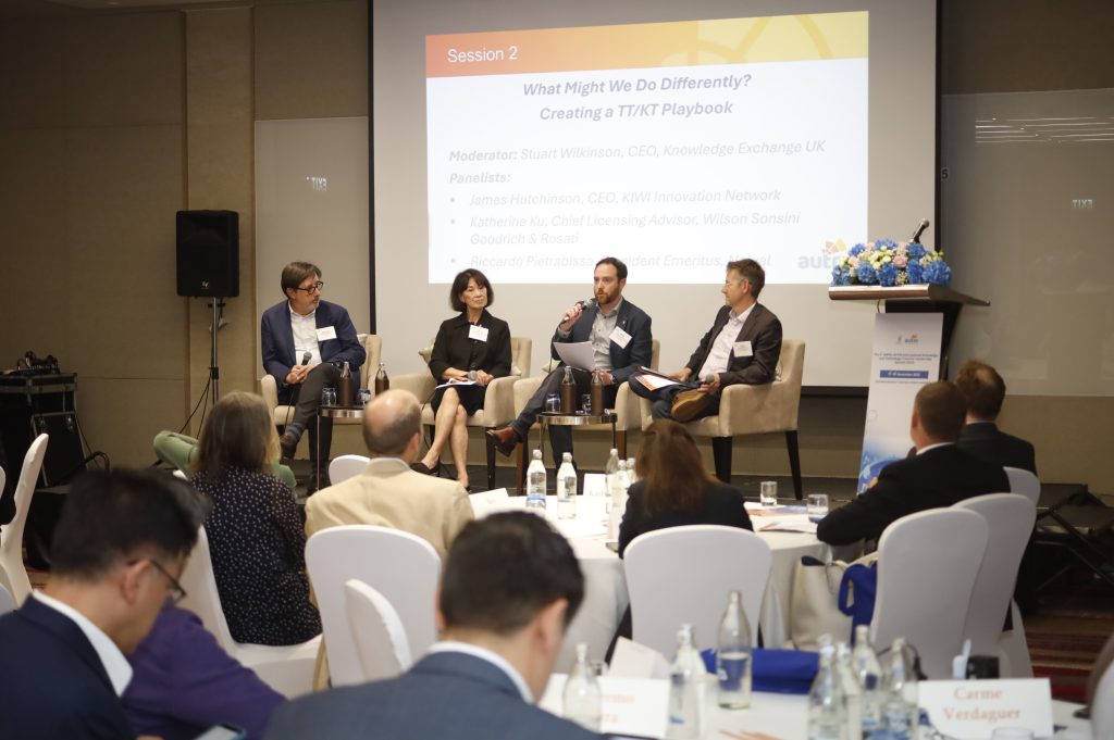 สถาบันบริหารจัดการเทคโนโลยีและนวัตกรรม (INT) มหาวิทยาลัยมหิดล เข้าร่วมงาน International Knowledge and Technology Transfer Leadership Summit 2025 ซึ่งจัดโดย AUTM และ WIPO ระหว่างวันที่ 17-18 พฤศจิกายน 2568 ณ โรงแรมเซ็นทาราแกรนด์ เซ็นทรัลเวิลด์ กรุงเทพฯ งานประชุมครั้งนี้เป็นเวทีสำคัญสำหรับผู้นำด้านการถ่ายทอดเทคโนโลยีจากทั่วโลกในการแลกเปลี่ยนความรู้และประสบการณ์ โดยมีผู้แทนจากมหาวิทยาลัยมหิดลที่เข้าร่วมงาน