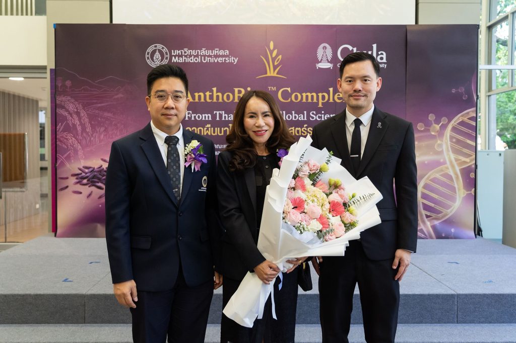 รองศาสตราจารย์ ดร.วิริยะ เตชะรุ่งโรจน์ ผู้อำนวยการสถาบันบริหารจัดการเทคโนโลยีและนวัตกรรม (INT) เข้าร่วมงานและร่วมแสดงความยินดี โดย INT มหาวิทยาลัยมหิดล ได้สนับสนุนและดูแลกระบวนการถ่ายทอดเทคโนโลยีสู่ภาคเอกชน และการนำไปใช้ประโยชน์เชิงพาณิชย์ พร้อมทั้งดำเนินการด้านการใช้สัญลักษณ์ Mahidol Collection เพื่อรับรองว่าผลงานดังกล่าวเป็นผลงานวิจัยและนวัตกรรมจากมหาวิทยาลัยมหิดล