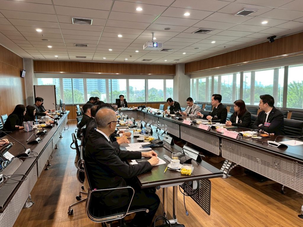 เมื่อวันอังคารที่ 9 ธันวาคม 2568 รองศาสตราจารย์ ดร.วิริยะ เตชะรุ่งโรจน์ ผู้อำนวยการสถาบันบริหารจัดการเทคโนโลยีและนวัตกรรม (INT) มหาวิทยาลัยมหิดล พร้อมด้วย คุณอรวลัญช์ โลหิตหาญ รองผู้อำนวยการ และ รองศาสตราจารย์ ดร.กฤษฎา อัศวสกุลเกียรติ รองผู้อำนวยการฝ่ายบริการวิชาการและความร่วมมือภาคอุตสาหกรรม เข้าร่วมการประชุมคณะอนุกรรมาธิการการอุดมศึกษา วิทยาศาสตร์ วิจัยและนวัตกรรม วุฒิสภา
ในการประชุม สถาบันฯ ได้นำเสนอ “กระบวนการขับเคลื่อนนวัตกรรมและผลงานวิจัยสู่การใช้ประโยชน์” ซึ่งมุ่งเสริมความร่วมมือกับทุกภาคส่วน และ ทำหน้าที่เป็นประตูสู่โอกาสทางนวัตกรรม ผ่าน 4 กลไกหลัก ได้แก่ การสร้างผู้ประกอบการ (Venture Gateway to Growth) การถ่ายทอดเทคโนโลยี (Technology Gateway to Impact) การบริการทางวิชาการ (Service Gateway to Well-Being) และการพลิกโฉมองค์กร (Organization Gateway to Transformation)