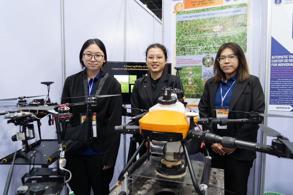 ผลงาน Four-Propellers Vertical Takeoff and Landing Unmanned Aerial Vehicles (UAVs) Artificial Intelligence System in Pollination in Commercial Hybrid Maize Seed Production โดย รศ. ดร. รัตนะบุญประเสริฐ และคณะ จากคณะสิ่งแวดล้อมและทรัพยากรศาสตร์