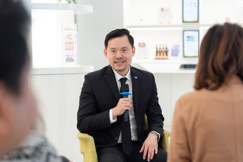 รศ.ดร.วิริยะ เตชะรุ่งโรจน์ ผู้อำนวยการสถาบันบริหารจัดการเทคโนโลยีและนวัตกรรม (INT) ม.มหิดล เปิดเผยว่า โลกในปี 2026 กำลังก้าวเข้าสู่ยุคที่เทคโนโลยีเข้ามามีบทบาทสำคัญในการถอดรหัสการใช้ชีวิตของมนุษย์ให้มีคุณภาพและยืนยาวขึ้น ซึ่งถือเป็นโอกาสครั้งสำคัญของประเทศไทยในการยกระดับจากการเป็นผู้บริโภคเทคโนโลยี มาเป็นผู้สร้างสรรค์นวัตกรรมในด้านคุณภาพชีวิตและ Longevity