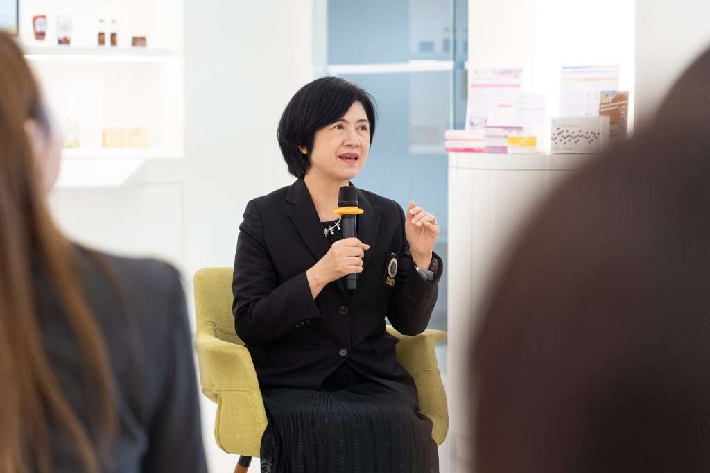 นวัตกรรม “รู้เร็ว-รอดเร็ว” สร้างเกราะป้องกันคนไทยด้วยการเข้าถึงการวินิจฉัยอย่างเท่าเทียม
ศ.ดร.นริศรา จันทราทิตย์ ภาควิชาจุลชีววิทยาและอิมมิวโนโลยี คณะเวชศาสตร์เขตร้อน มหาวิทยาลัยมหิดล ชี้ให้เห็นถึงความสำคัญของระบบ Decentralized Diagnostics หรือการกระจายอำนาจการตรวจวินิจฉัยสู่มือประชาชน ซึ่งเป็นหัวใจสำคัญของการรับมือโรคอุบัติใหม่หรือโรคที่คนมักไม่รู้จัก โดยเฉพาะภัยคุกคามจาก “โรคไข้ดิน” (Melioidosis) โรคติดเชื้อร้ายแรงที่ถูกขนานนามว่าเป็นภัยเงียบที่คร่าชีวิตคนไทยโดยเฉพาะกลุ่มเกษตรกร นาข้าว หรือผู้ที่ต้องสัมผัสกับน้ำขัง
หนึ่งในปัญหาสำคัญที่เป็นคอขวดของการรักษา คือกับดักเวลา เนื่องจากผู้ป่วยระยะวิกฤตมักเสียชีวิตภายใน 48 ชั่วโมงแรก แต่กระบวนการวินิจฉัยมาตรฐานด้วยการเพาะเชื้อกลับต้องใช้เวลานานถึง 3-7 วัน ทำให้ผู้ป่วยจำนวนมากเสียชีวิตก่อนทราบผล ทีมวิจัยจึงได้พัฒนานวัตกรรมชุดตรวจ Rapid Test แบบพกพาที่รู้ผลแม่นยำภายใน
15 นาที ช่วยให้แพทย์สามารถให้ยาปฏิชีวนะที่จำเพาะเจาะจงได้ทันที ซึ่งการรักษาที่ถูกต้องและรวดเร็วคือกุญแจสำคัญที่จะลดอัตราการเสียชีวิตจากโรคไข้ดินได้อย่างมีนัยสำคัญ
ที่สำคัญ นวัตกรรมนี้ยังทำหน้าที่เป็นเครื่องมือลดความเหลื่อมล้ำทางสาธารณสุขอย่างเป็นรูปธรรม ช่วยให้ประชาชนกลุ่มเปราะบางและเกษตรกรในพื้นที่ห่างไกลสามารถเข้าถึงมาตรฐานการวินิจฉัยที่รวดเร็วและแม่นยำทัดเทียมกับคนในเมือง โดยไม่ต้องเดินทางไกลหรือไม่ต้องเสียเงินราคาแพงเกินไป สร้างระบบสุขภาพที่เข้าถึงง่ายและเท่าเทียมสำหรับคนไทยทุกคน