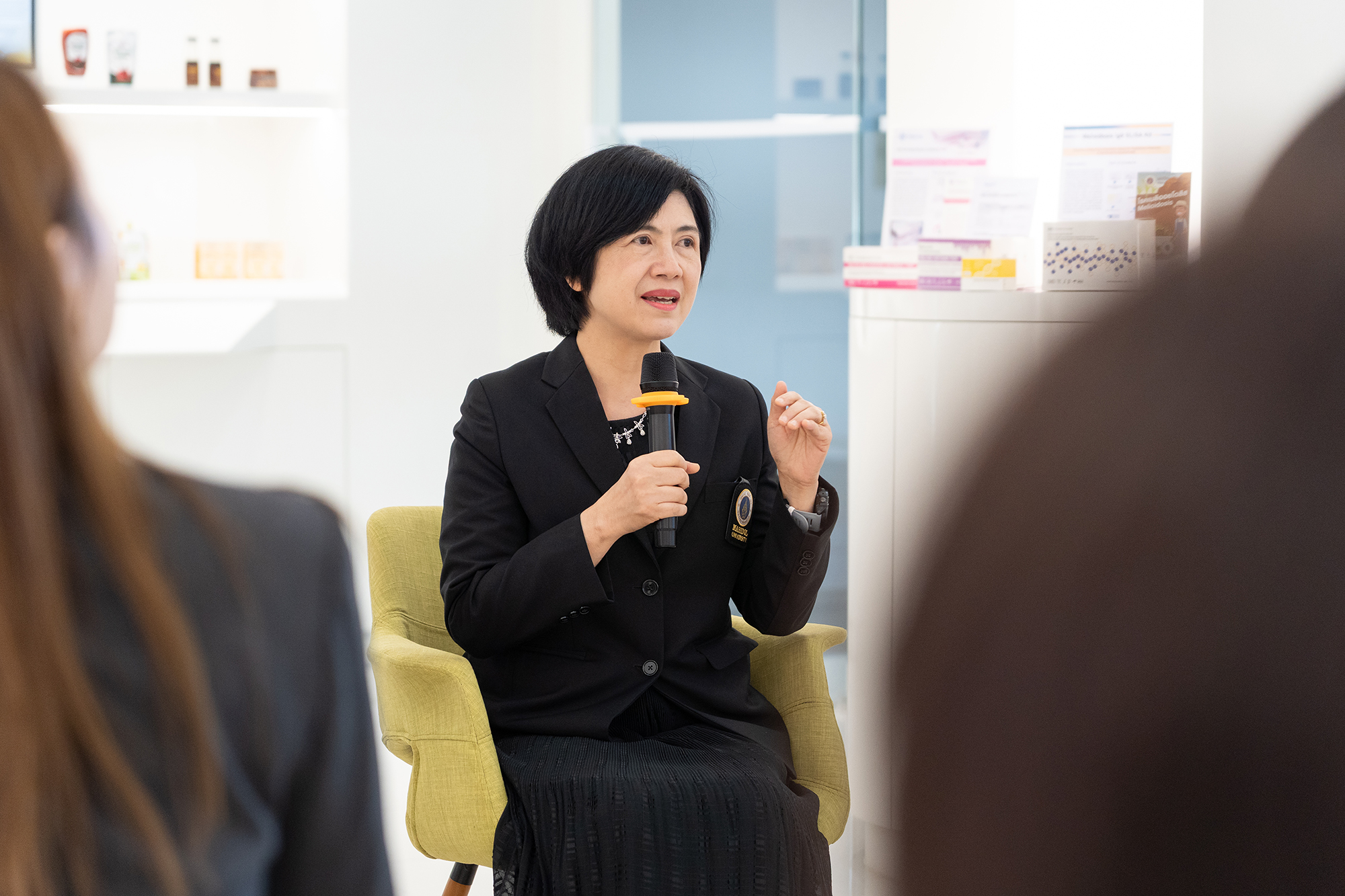 พลิกโฉมการรักษามะเร็งด้วย “ยามีชีวิต” ท่ามกลางวิกฤตสุขภาพที่โรคมะเร็งเป็นสาเหตุการเสียชีวิตอันดับต้นๆ ของคนไทย และมีแนวโน้มพุ่งสูงขึ้นตามสังคมสูงวัยด้วยยอดผู้ป่วยรายใหม่กว่า 140,000 คนต่อปี ศ.นพ.สุรเดช หงส์อิง ภาควิชากุมารเวชศาสตร์ คณะแพทยศาสตร์ โรงพยาบาลรามาธิบดี มหาวิทยาลัยมหิดล ได้มีบทบาทสำคัญในการผลักดันการแพทย์ไทยสู่ การแพทย์ยุคใหม่ที่ใช้เทคโนโลยีเซลล์และยีนบำบัด โดยเปลี่ยนแนวคิดจากการใช้เคมีบำบัด มาเป็นการสร้าง “ยาที่มีชีวิต” ผ่านเทคโนโลยี ATMPs หรือการใช้เซลล์ของผู้ป่วยมาปรับแต่งพันธุกรรมเพื่อกำจัดเซลล์มะเร็ง หัวใจสำคัญของนวัตกรรมนี้คือการเปลี่ยนเม็ดเลือดขาวของผู้ป่วยให้กลายเป็นอาวุธสำหรับพิชิตมะเร็ง โดยทีมแพทย์จะนำเม็ดเลือดขาวออกจากร่างกาย มาเข้ากระบวนการตัดต่อพันธุกรรมเพื่อติดอาวุธ ให้เซลล์จดจำและไล่ล่าทำลายเซลล์มะเร็งได้อย่างแม่นยำ ก่อนฉีดกลับเข้าสู่ร่างกายผู้ป่วย ซึ่งผลลัพธ์ที่ได้ไม่ใช่เพียงการยื้อชีวิต แต่คือความหวังใหม่ในการทำให้ผู้ป่วยโรคมะเร็งเม็ดเลือดขาวชนิดดื้อยาสามารถหายขาดได้จริง นอกจากนี้ ทีมวิจัยไทยยังประกาศความสำเร็จในการผลิต Viral Vector Technology ซึ่งเป็นหัวใจสำคัญในการใช้ไวรัสนำพายีนเข้าสู่เซลล์เพื่อกระตุ้นให้ร่างกายสร้างภูมิคุ้มกัน และ CRISPR/Cas9 Technology หรือเครื่องมือการตัดต่อดีเอ็นเอ ซึ่งช่วยให้สามารถดัดแปลงลำดับดีเอ็นเอในเซลล์ได้ตามความต้องการโดยเทคโนโลยีการตัดต่อยีนนี้จะไม่ได้หยุดอยู่แค่การรักษามะเร็ง แต่ในอนาคตอันใกล้จะถูกขยายผลไปสู่การรักษา โรคทางพันธุกรรมอื่นๆ เช่น โรคโลหิตจางธาลัสซีเมีย ให้หายขาดได้เช่นกัน ถือเป็นการยกระดับคุณภาพชีวิตและทำให้โรคซับซ้อนสามารถถูกรักษาได้อย่างมีประสิทธิภาพ