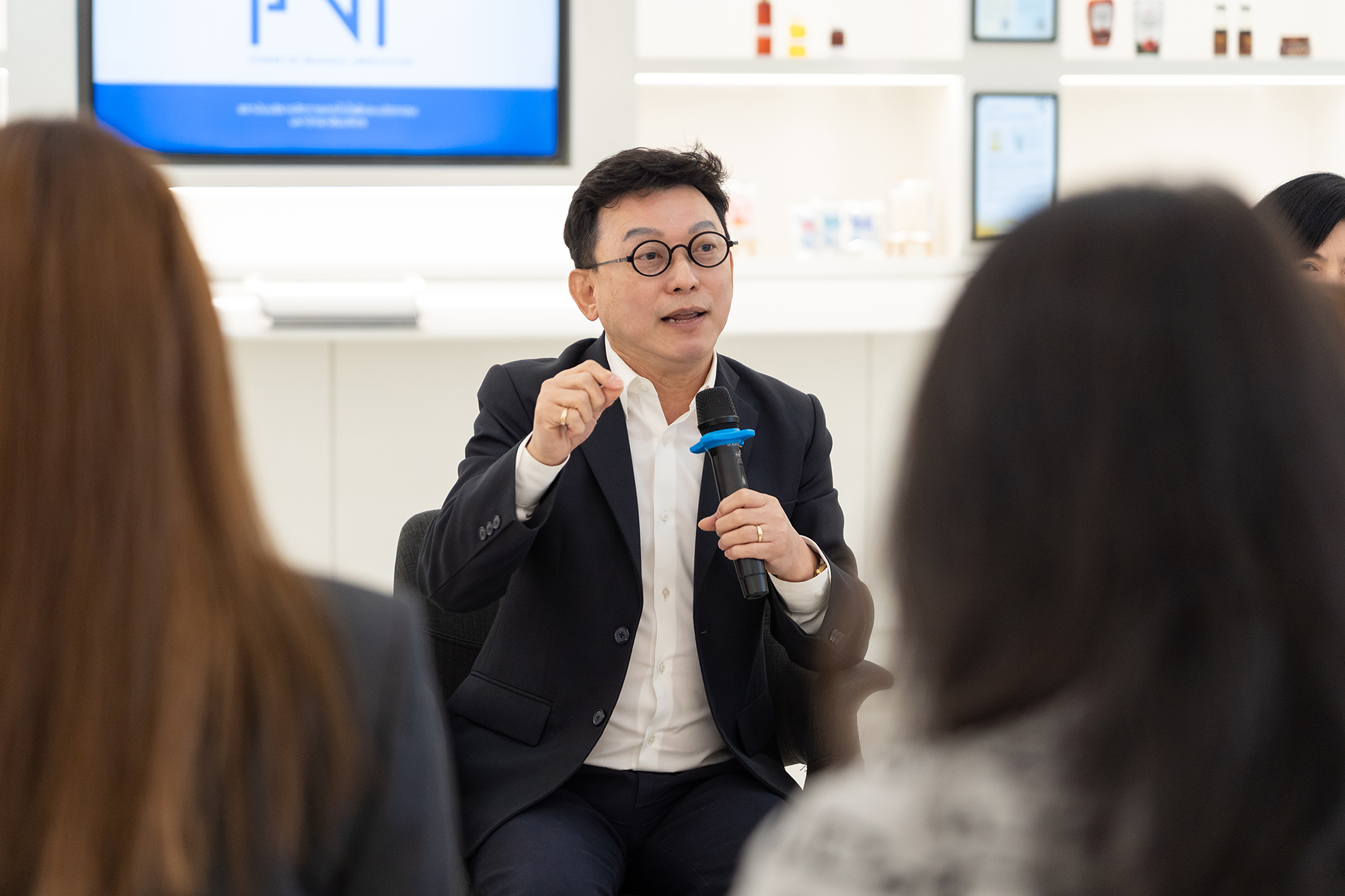 พลิกโฉมการรักษามะเร็งด้วย “ยามีชีวิต” ท่ามกลางวิกฤตสุขภาพที่โรคมะเร็งเป็นสาเหตุการเสียชีวิตอันดับต้นๆ ของคนไทย และมีแนวโน้มพุ่งสูงขึ้นตามสังคมสูงวัยด้วยยอดผู้ป่วยรายใหม่กว่า 140,000 คนต่อปี ศ.นพ.สุรเดช หงส์อิง ภาควิชากุมารเวชศาสตร์ คณะแพทยศาสตร์ โรงพยาบาลรามาธิบดี มหาวิทยาลัยมหิดล ได้มีบทบาทสำคัญในการผลักดันการแพทย์ไทยสู่ การแพทย์ยุคใหม่ที่ใช้เทคโนโลยีเซลล์และยีนบำบัด โดยเปลี่ยนแนวคิดจากการใช้เคมีบำบัด มาเป็นการสร้าง “ยาที่มีชีวิต” ผ่านเทคโนโลยี ATMPs หรือการใช้เซลล์ของผู้ป่วยมาปรับแต่งพันธุกรรมเพื่อกำจัดเซลล์มะเร็ง หัวใจสำคัญของนวัตกรรมนี้คือการเปลี่ยนเม็ดเลือดขาวของผู้ป่วยให้กลายเป็นอาวุธสำหรับพิชิตมะเร็ง โดยทีมแพทย์จะนำเม็ดเลือดขาวออกจากร่างกาย มาเข้ากระบวนการตัดต่อพันธุกรรมเพื่อติดอาวุธ ให้เซลล์จดจำและไล่ล่าทำลายเซลล์มะเร็งได้อย่างแม่นยำ ก่อนฉีดกลับเข้าสู่ร่างกายผู้ป่วย ซึ่งผลลัพธ์ที่ได้ไม่ใช่เพียงการยื้อชีวิต แต่คือความหวังใหม่ในการทำให้ผู้ป่วยโรคมะเร็งเม็ดเลือดขาวชนิดดื้อยาสามารถหายขาดได้จริง นอกจากนี้ ทีมวิจัยไทยยังประกาศความสำเร็จในการผลิต Viral Vector Technology ซึ่งเป็นหัวใจสำคัญในการใช้ไวรัสนำพายีนเข้าสู่เซลล์เพื่อกระตุ้นให้ร่างกายสร้างภูมิคุ้มกัน และ CRISPR/Cas9 Technology หรือเครื่องมือการตัดต่อดีเอ็นเอ ซึ่งช่วยให้สามารถดัดแปลงลำดับดีเอ็นเอในเซลล์ได้ตามความต้องการโดยเทคโนโลยีการตัดต่อยีนนี้จะไม่ได้หยุดอยู่แค่การรักษามะเร็ง แต่ในอนาคตอันใกล้จะถูกขยายผลไปสู่การรักษา โรคทางพันธุกรรมอื่นๆ เช่น โรคโลหิตจางธาลัสซีเมีย ให้หายขาดได้เช่นกัน ถือเป็นการยกระดับคุณภาพชีวิตและทำให้โรคซับซ้อนสามารถถูกรักษาได้อย่างมีประสิทธิภาพ