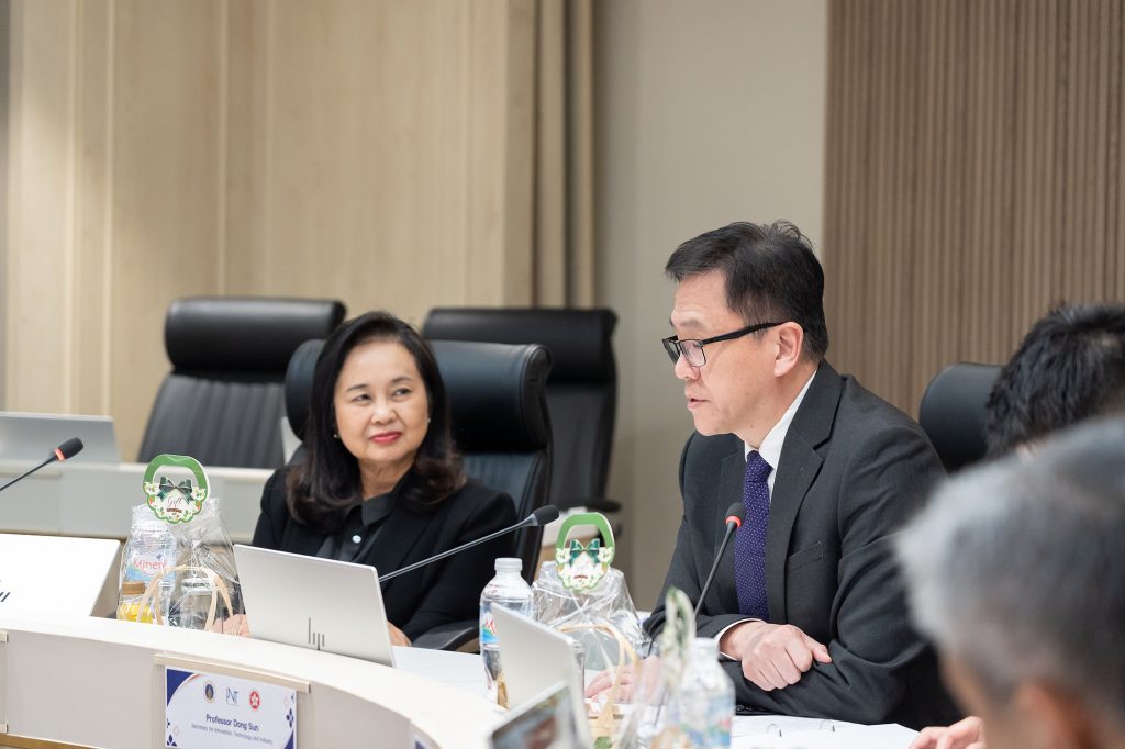 การเยือนครั้งนี้นำโดย Prof. Dong Sun เลขาธิการด้านนวัตกรรม เทคโนโลยี และอุตสาหกรรม แห่งรัฐบาลเขตบริหารพิเศษฮ่องกง พร้อมคณะผู้แทน โดยมีศาสตราจารย์ศันสนีย์ ไชยโรจน์ ที่ปรึกษาอธิการบดีฝ่ายวิจัย มหาวิทยาลัยมหิดล เป็นผู้แทนกล่าวต้อนรับ พร้อมด้วย รองศาสตราจารย์ วิริยะ เตชะรุ่งโรจน์ ผู้อำนวยการสถาบันบริหารจัดการเทคโนโลยีและนวัตกรรม (INT) คุณอรวลัญช์ โลหิตหาญ รองผู้อำนวยการ และรองศาสตราจารย์ ดร.กฤษฎา อัศวสกุลเกียรติ รองผู้อำนวยการฝ่ายบริการวิชาการและความร่วมมือภาคอุตสาหกรรม เข้าร่วมให้การต้อนรับ